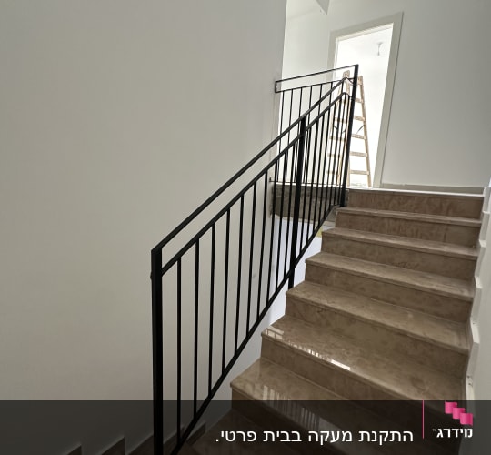 מעקה מתכת על גרם מדרגות פנימי
